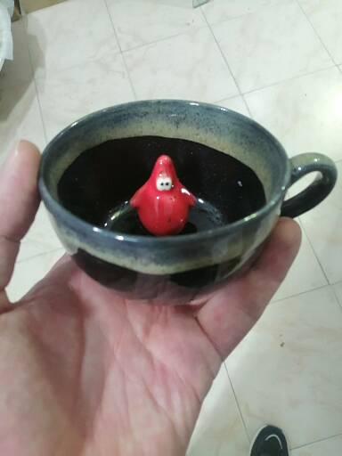 ماگ سرامیکی داخل مجسمه پاتریک رنگ مشکی